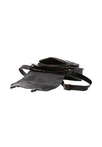 Borsa a tracolla nera in pelle aperta, che mostra il grande pattina, la cinghia con fibbia, il comparto con zip e multiple sezioni interne su sfondo bianco.