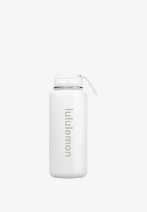 Weiße Wasserflasche aus Edelstahl mit Schraubdeckel, ausgestattet mit einem Tragegriff und dem "lululemon"-Logo in Grau. Glatte Oberfläche.