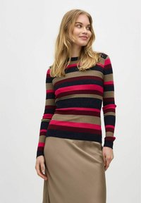 Ribbat stickad tröja med horisontella ränder i rosa, burgundy, khaki och marinblå. Långa ärmar med åtsittande mudd.