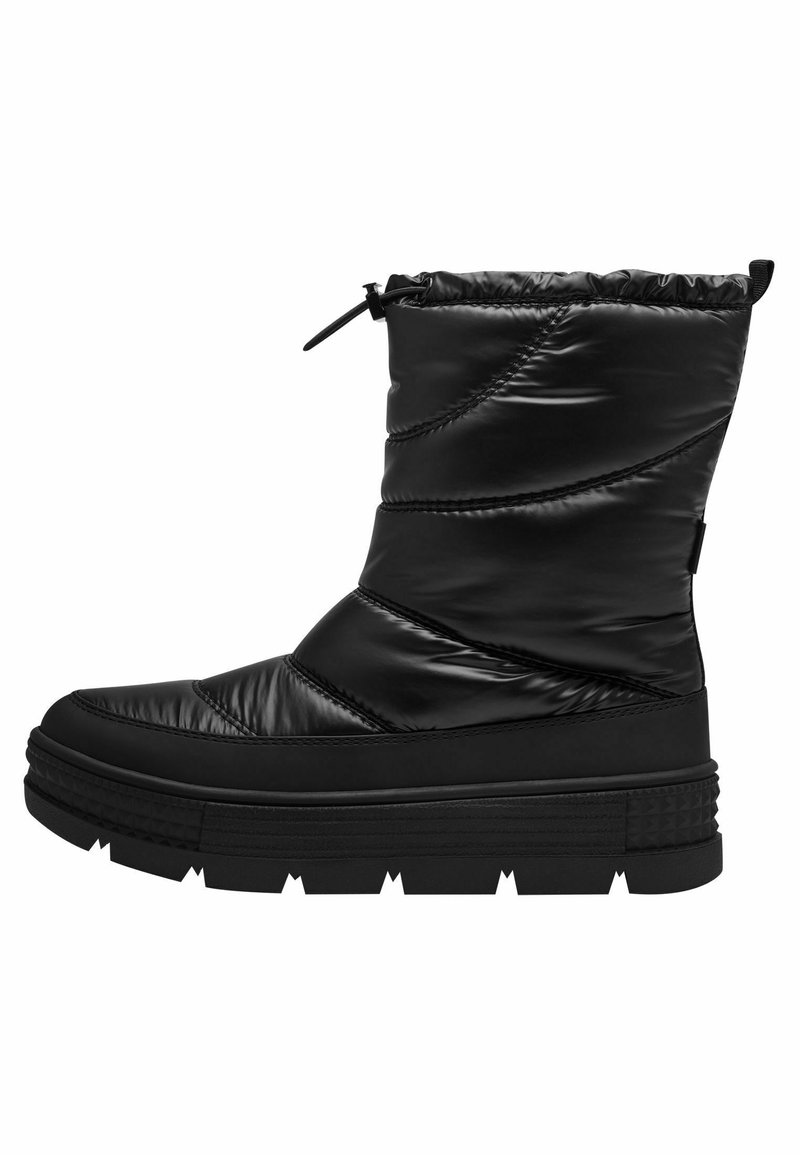 Botte d'hiver noire mi-mollet avec tige matelassée, dessus matelassé, semelle épaisse à rainures prononcées et fermeture ajustable par cordon de serrage en haut.