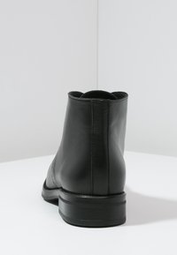 KMB Tronchetti - black