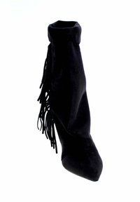 Botte à talon haut en daim noir avec bout pointu et franges sur le côté.