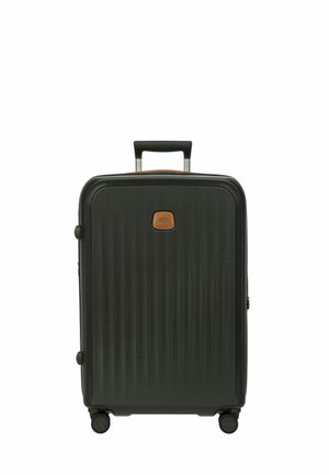 Valigia rigida nera con texture a righe verticali, dettaglio in pelle marrone, manico retrattile e quattro ruote per la mobilità.