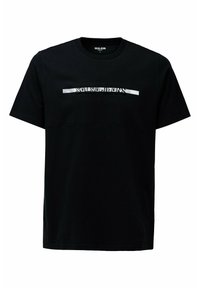 Camiseta negra de manga corta y escote redondo con el texto "SALSA JEANS" y una franja horizontal blanca en el pecho.