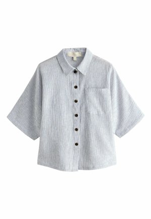 Lyseblå kortærmet skjorte med knappet krave, prydet med lodrette hvide striber, en frontlomme og brune knapper.