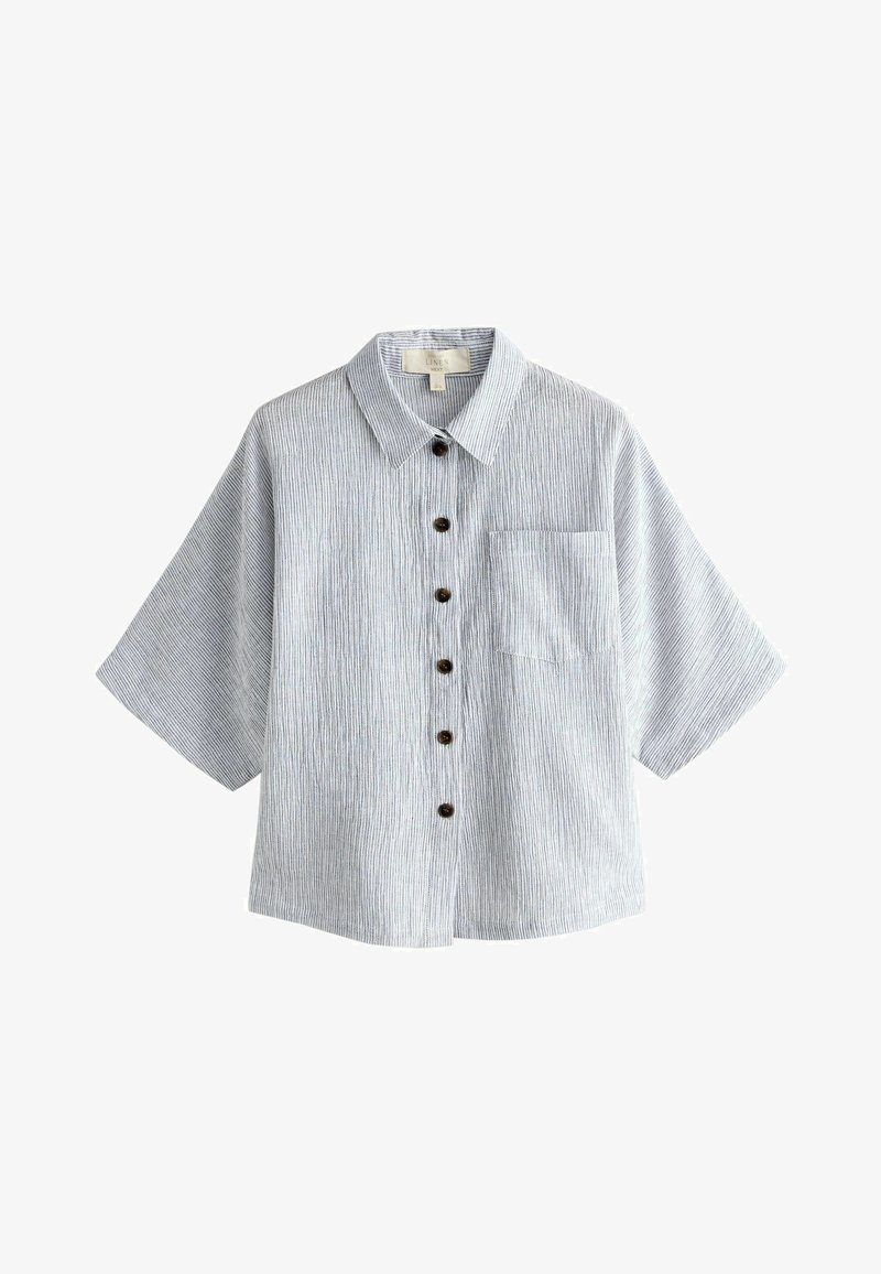 Világoskék rövid ujjú ing gombos gallérral, függőleges fehér csíkokkal, elülső zsebbel és barna gombokkal.