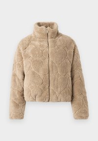 Beige zip-up fleecejakke med høj krave og strukturerede hjerteformede quiltede mønstre på ærmerne og kroppen.