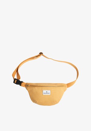 Gul stof bæltetaske med lynlåslukning, justerbar rem og et rektangulært logo-patch. Glat tekstur og afrundet form.