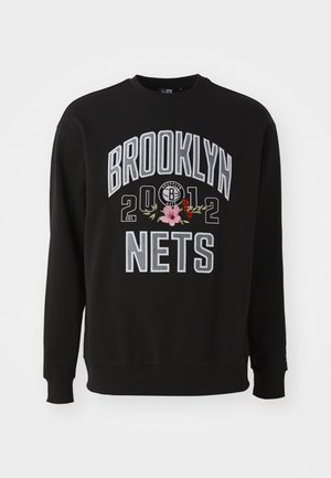 Sudadera negra con cuello redondo, que presenta "Brooklyn Nets" y "2012" bordados en gris con acentos florales coloridos. Textura suave.