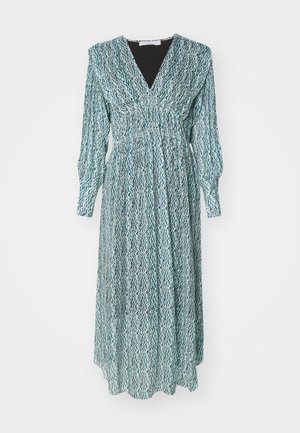 Długa, turkusowa sukienka w zygzakowy wzór, z dekoltem w kształcie litery V, marszczonym paskiem w talii i długimi bufkowymi rękawami. Wykonana z lekkiego materiału, charakteryzuje się zwiewnym fasonem.