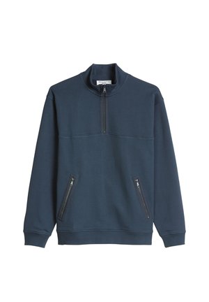 Granatowy sweter z kołnierzem na suwak do ćwierci długości oraz dwoma przednimi kieszeniami na zamek, z prążkowanymi mankietami i pasem.