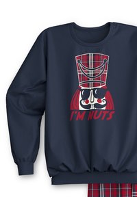 Marinefarbener Sweatshirt mit langen Ärmeln, der eine Nussknacker-Grafik zeigt, ein rot-grünes Karomuster hat und den auffälligen Text "ICH BIN NUTS" darunter.