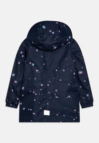 Marineblauwe waterdichte jas met capuchon, voorzien van een verspreid meerkleurig bubbelpatroon en elastische manchetten, gelabeld aan de onderkant.