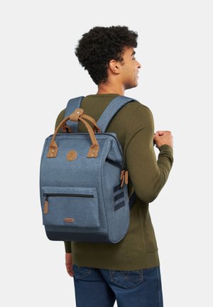 Blauer Stoff-Rucksack mit braunen Lederakzenten, rechteckiges Design, Front-Reißverschlussfach und gestreifte Details an der Seite.