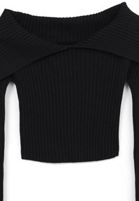Top corto nero a coste con design off-the-shoulder, dotato di un ampio colletto e maniche lunghe, realizzato in un tessuto a maglia elasticizzato.