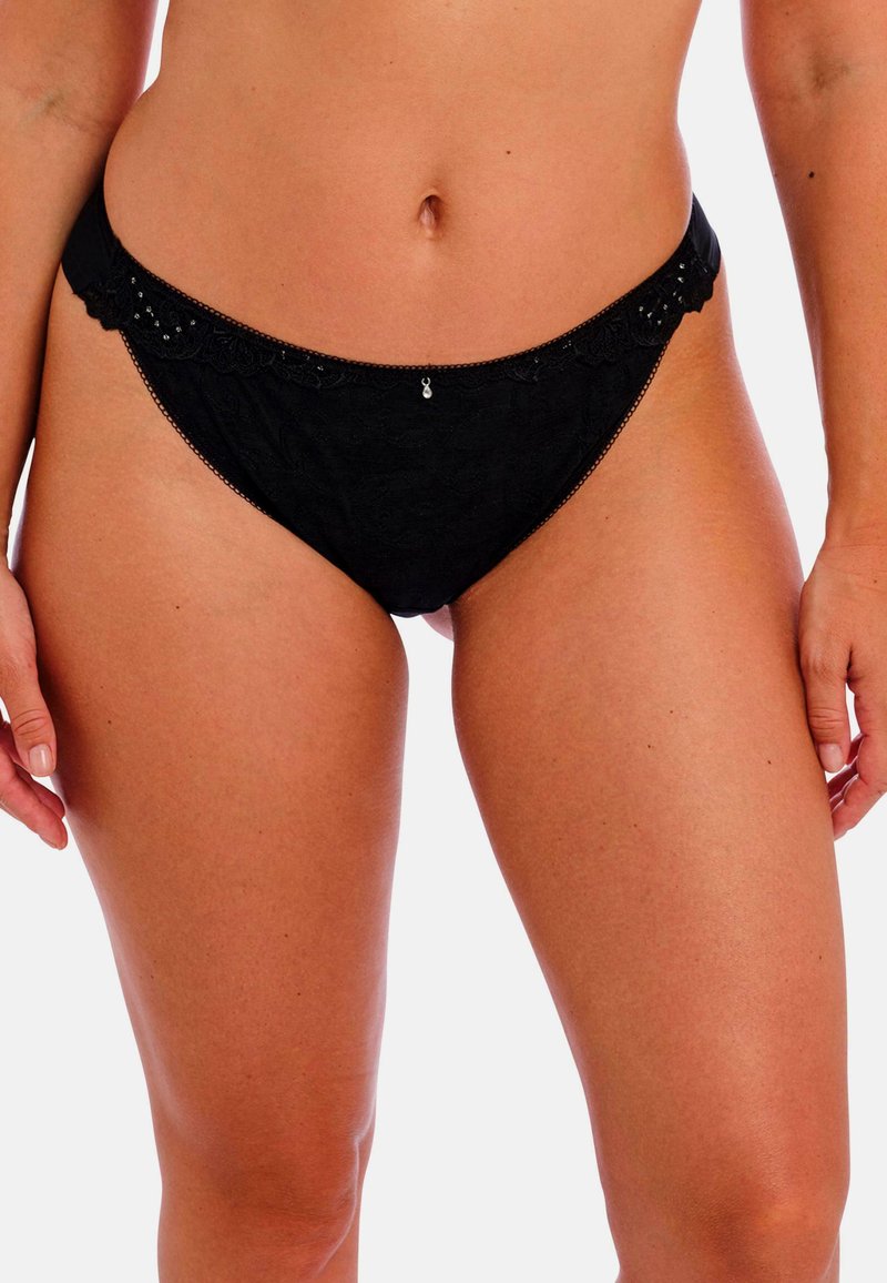 Černé krajkové spodní prádlo s vlnkovaným pasem, zdobené dekorativním šitím a malými ozdobami vpředu. Texturovaná tkanina.