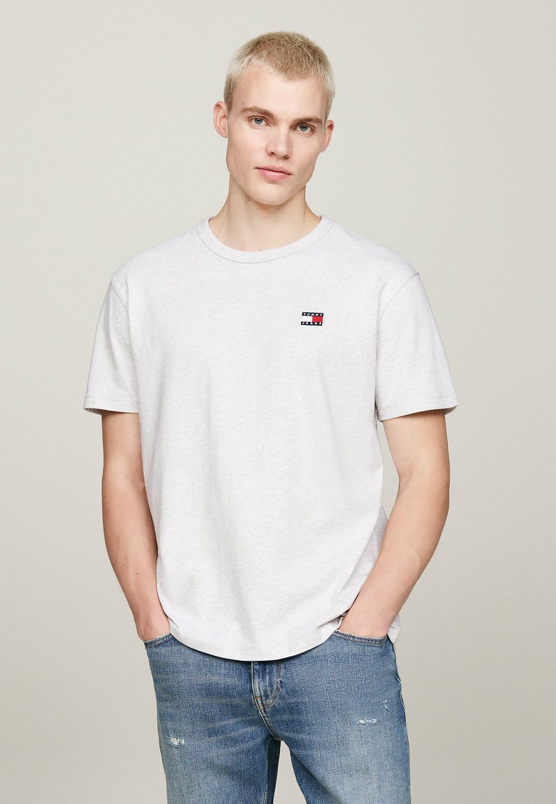 Tommy Jeans BADGE - Camiseta básica - silver grey htr