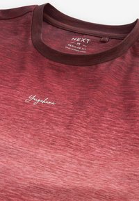 Camiseta marrón con textura en degradado, cuello redondo y texto bordado "Yuqahama" en el frente. Corte regular, hecha de una tela suave.
