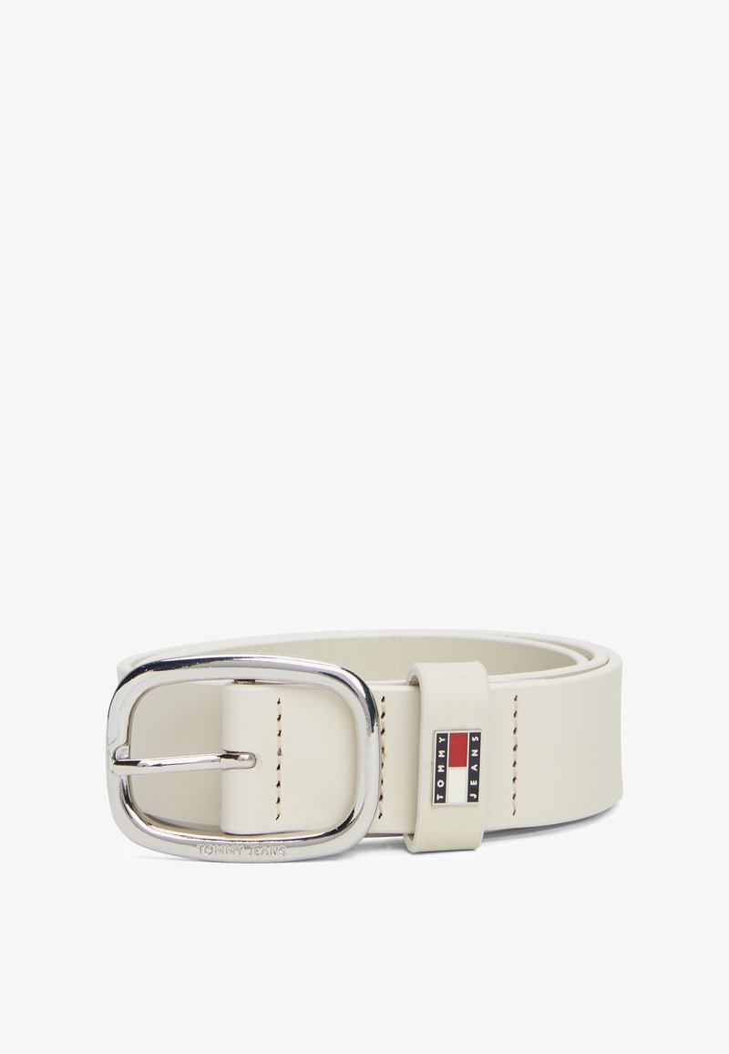 Ceinture en cuir synthétique blanc avec une boucle rectangulaire en argent, comportant une boucle de marque avec un logo rouge, blanc et bleu. Détail de couture le long de la sangle.