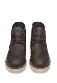 Stivali ankle in pelle marrone con punta arrotondata, design con lacci, superficie testurizzata, suola in gomma leggera a contrasto e logo impresso sulla linguetta.