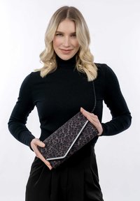 Leopardo raštas rankinė su elegantišku dizainu, grandinėlės petnešomis ir sidabriniu akcentu. Pagaminta iš tekstūruotos medžiagos, turi kampinį užsegimą.