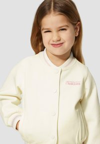 Crème kleurige bomberjack met roze borduursel "PRINCESS", ribgebreide kraag en manchetten, drukknoopsluiting en zijzakken. Zacht, glad stof.