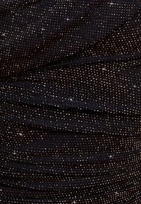 Tessuto nero con texture arricciata, caratterizzato da piccoli punti metallici e luccichii sparsi per un interesse visivo.