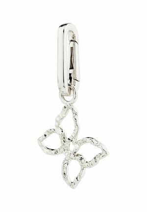 Charm floral en argent présentant un design texturé avec quatre pétales incurvés, fixé à un clip lisse pour une attache facile.