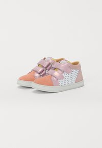 Sneakers in Velcro con pelle rosa e suede pesca, con lati perforati bianchi, suole in gomma e solette imbottite.