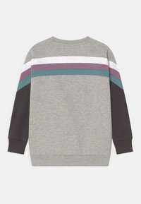 Felpa grigia con strisce orizzontali multicolori: bianco, viola, turchese e grigio scuro sulle maniche. Tessuto morbido, colletto rotondo, polsini a costine.
