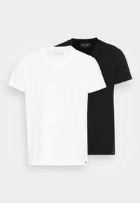 Dos camisetas de cuello en v en negro y blanco, hechas de algodón. Mangas cortas, corte relajado, con una marca mínima cerca del dobladillo.