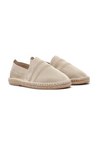 Scarpe slip-on beige in tessuto intrecciato con tomaia testurizzata, pannelli elastici laterali e suola in corda di juta, caratterizzate da sottili motivi a righe.