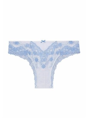 Tanga alb din dantelă, cu broderie florală în nuanțe de albastru deschis. Prezintă margini zimțate și o mică fundiță albastră în partea din față.
