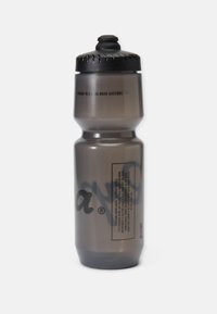 Bottiglia d'acqua in plastica grigia con forma affusolata, coperchio a vite nero e finitura opaca. Presenta testo stampato e un leggero design grafico.