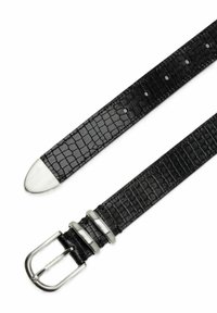 Melnas ādas josta ar krokodila rakstu, sudraba metāla sprādze, astes uzmava un divi jostas cilpiņas uz balta fona.
