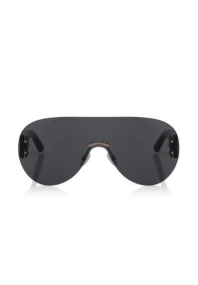 Lunettes de soleil noires surdimensionnées avec une forme d'objectif plat, des accents dorés et des plaquettes de nez ajustables. Design élégant et moderne.