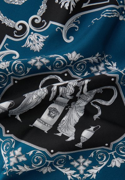 Μπλε και μαύρο ύφασμα με λευκές κλασικές φιγούρες, περίτεχνα σκαλίσματα, ανθικά μοτίβα και ένα βάζο σε ένα περίπλοκο διακοσμητικό σχέδιο.