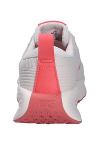Calzado Nike con un upper textil blanco, lengüeta trasera rosa y suela de goma. El diseño presenta un talón texturizado y un detalle del logo.