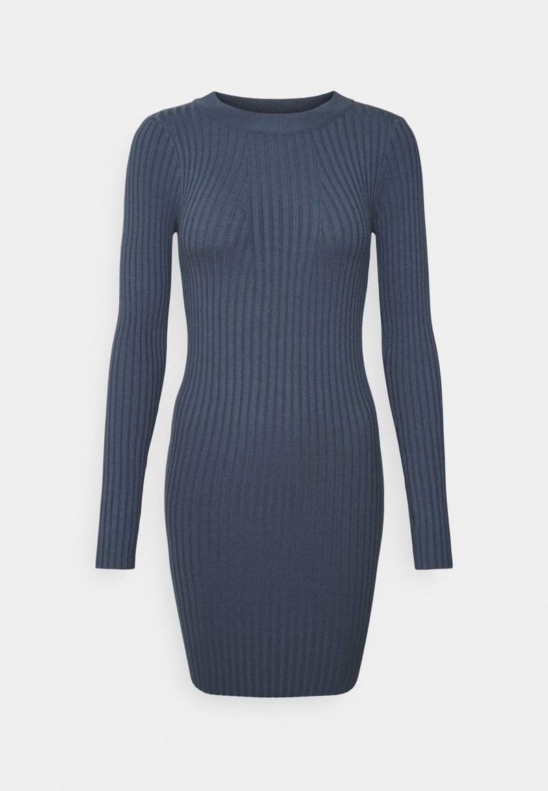 Robe en maille côtelée bleu foncé à manches longues, taille cintrée et col rond, longueur genoux, présentée sur un fond blanc uni.