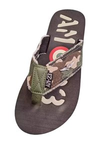 Infradito mimetici con una morbida fascia in tessuto, suola in gomma e lettering bianco in rilievo. Presentano un accento circolare rosso e verde.