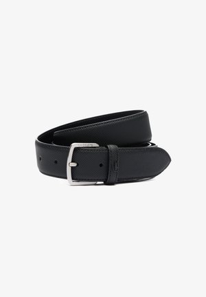 Fekete textúrájú bő öv ezüst színű fém csattal, hurkokkal és több lyukkal a beállításhoz. A bőrfelületre beleégett márkalogó.