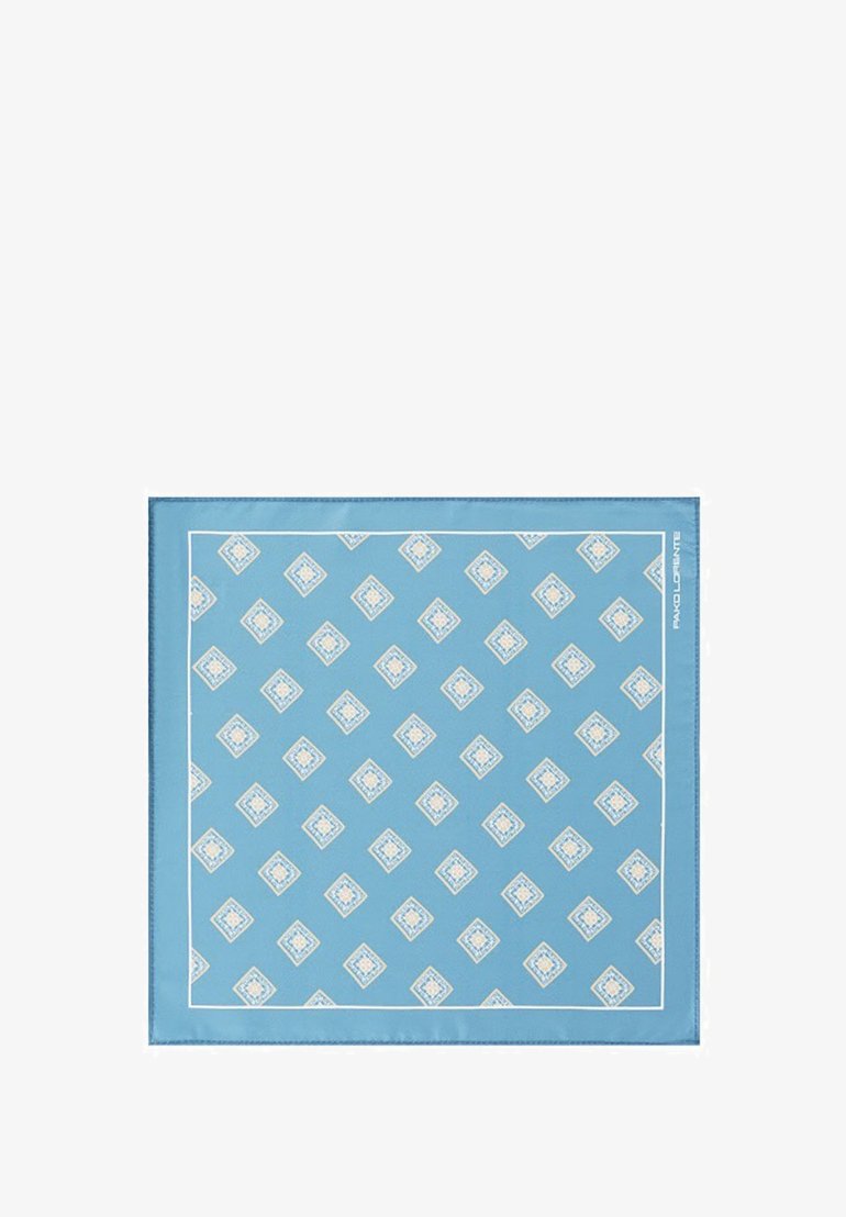 Niebieski jedwabny szalik w kształcie kwadratu z powtarzającym się wzorem diamentów w kolorze białym i żółtym, otoczony białą linią. Miękka faktura.
