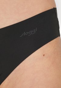 Zwarte katoenen blend boxershort met een soepele textuur. Voorzien van een brede tailleband met het "sloggi" logo. Minimalistisch ontwerp zonder patronen.
