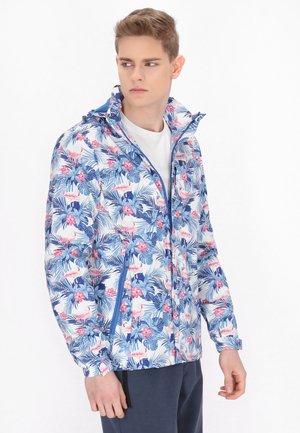 Jas met bloemenpatroon, featuring blauwe en roze tropische ontwerpen, met een capuchon, ritssluiting en contrasterende blauwe accenten langs de rits.