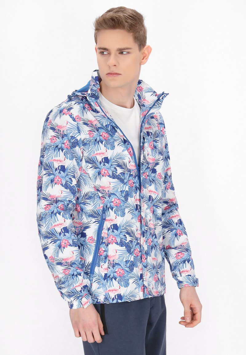 Jaket s cvetnim vzorcem, ki vključuje modre in roza tropske motive, s kapuco, zadrgo in kontrastnimi modrimi detajli ob zadrgi.