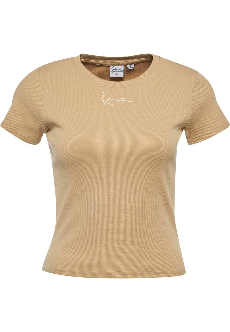 Tan t-shirt i bomull med korta ärmar, ribbad textur och en åtsittande design. Har en vit broderad signatur på bröstet.