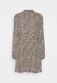 Vestido de padrão leopardo em tecido leve. Mangas longas, gola alta, cintura ajustada e saia rodada com pregas. Tons neutros com manchas escuras.