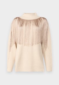 Beige svetr s vysokým límcem a dlouhými rukávy, s třásněmi z kovových vláken přes ramena, vyrobený z texturovaného pleteného materiálu.