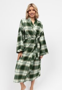 Robe a quadri verde con design avvolgente, maniche lunghe e cintura annodata. Realizzato in tessuto morbido, presenta accenti bianchi e grigi nel motivo.
