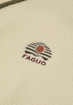 Tessuto in pile crema con un logo circolare ricamato con strisce, un design di albero in marrone e il testo "FAGUO" in bordeaux.